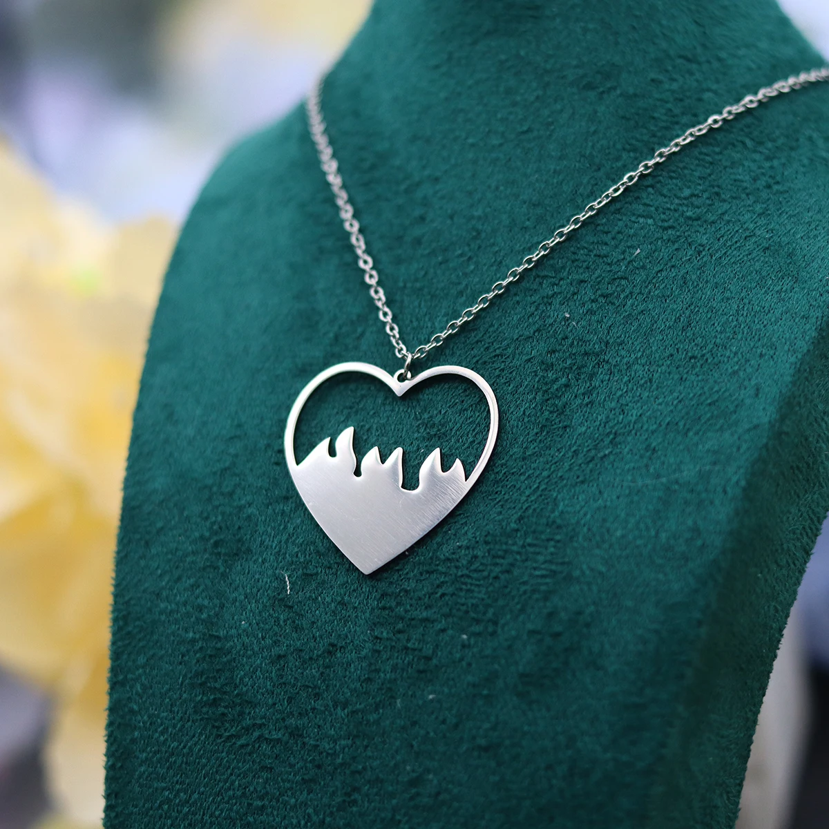 Ожерелье-кулон Kinitial Love Heart Flame в готическом стиле панк, с огненным сердцем, на ключицу, из нержавеющей стали, ювелирные аксессуары
