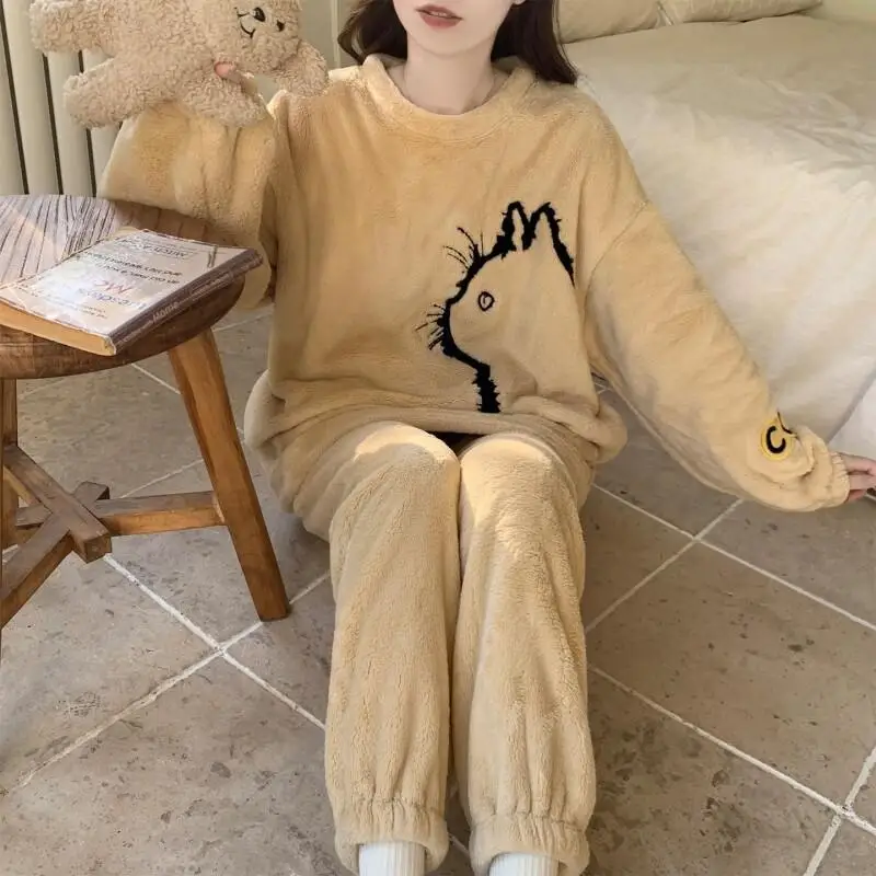 Pijamas de franela para mujer, nuevo modelo de otoño e invierno, bonito traje, ropa de dormir cómoda, ropa de casa gruesa con forro polar coral