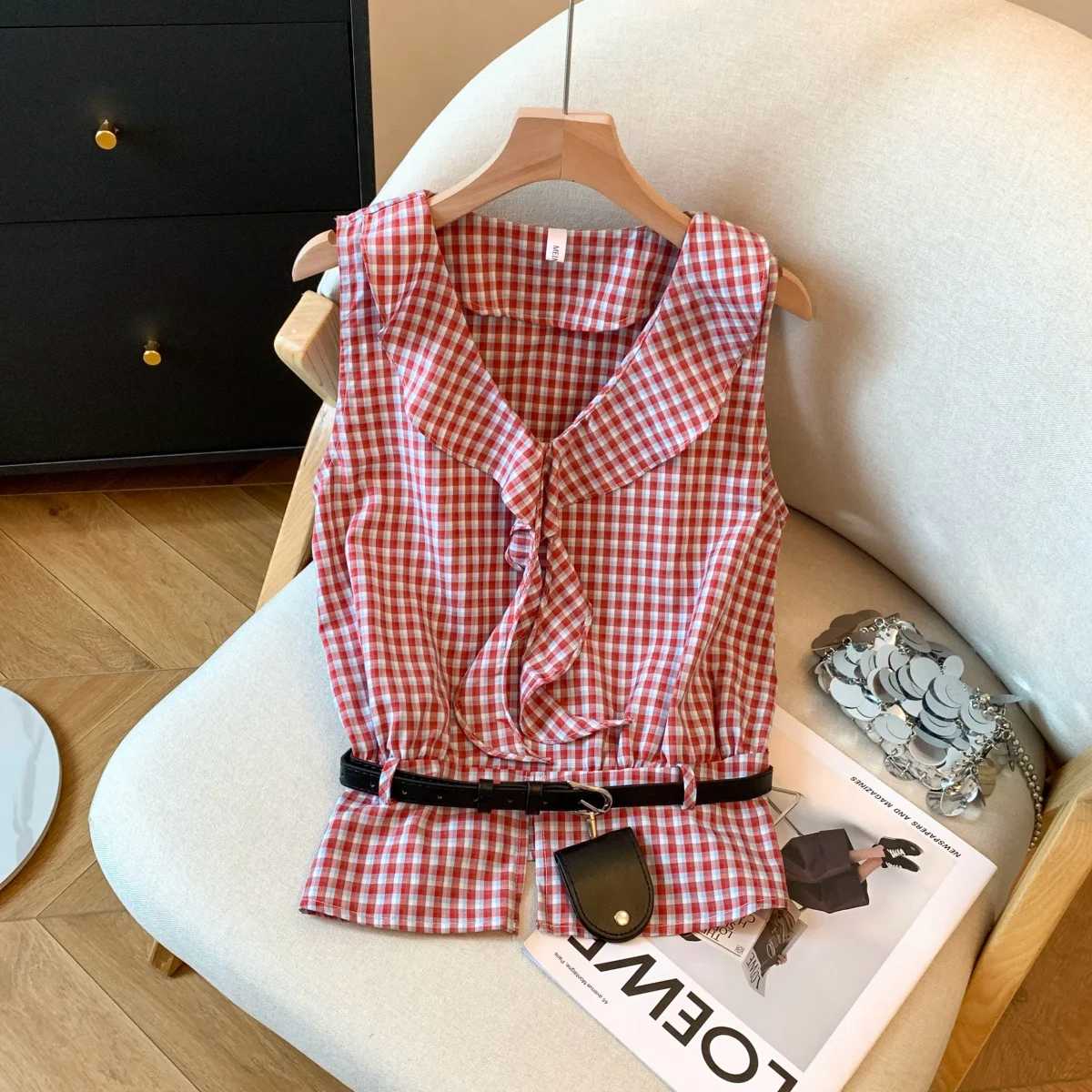 

Red Plaid V-Neck Sleeveless Shirt Women's Summer Design Sense Waist Belt Vest Top Sweet And Spicy Girl Floral Lace Hemline