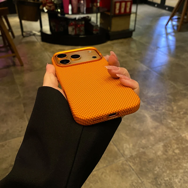 Magnetyczne, ultracienkie etui na telefon z teksturą włókna węglowego do iPhone 18, 17 Pro Max, 16 Pro, matowe, z efektem „skóry”, umożliwiające bezprzewodowe ładowanie. — zdjęcie produktu 4