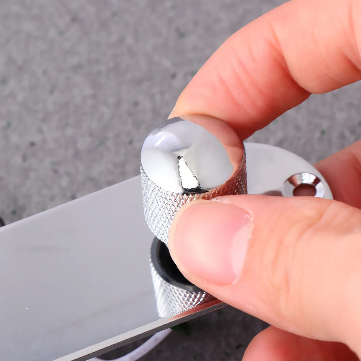 

Guitar Control Plate Chrome Metal Board Volume Timbre Knobs Switches Sockets Pre-Wired Replacement for Electric Guitars