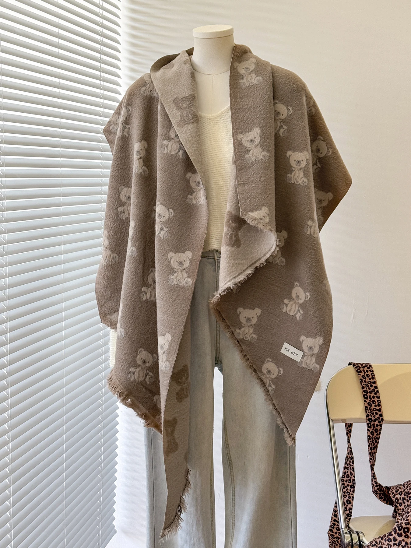 شال نسائي فاخر من الكشمير الصناعي لطيف تيدي بير طباعة شتاء التفاف مع شرابات الباشمينا باندانا نمط لعام 2025