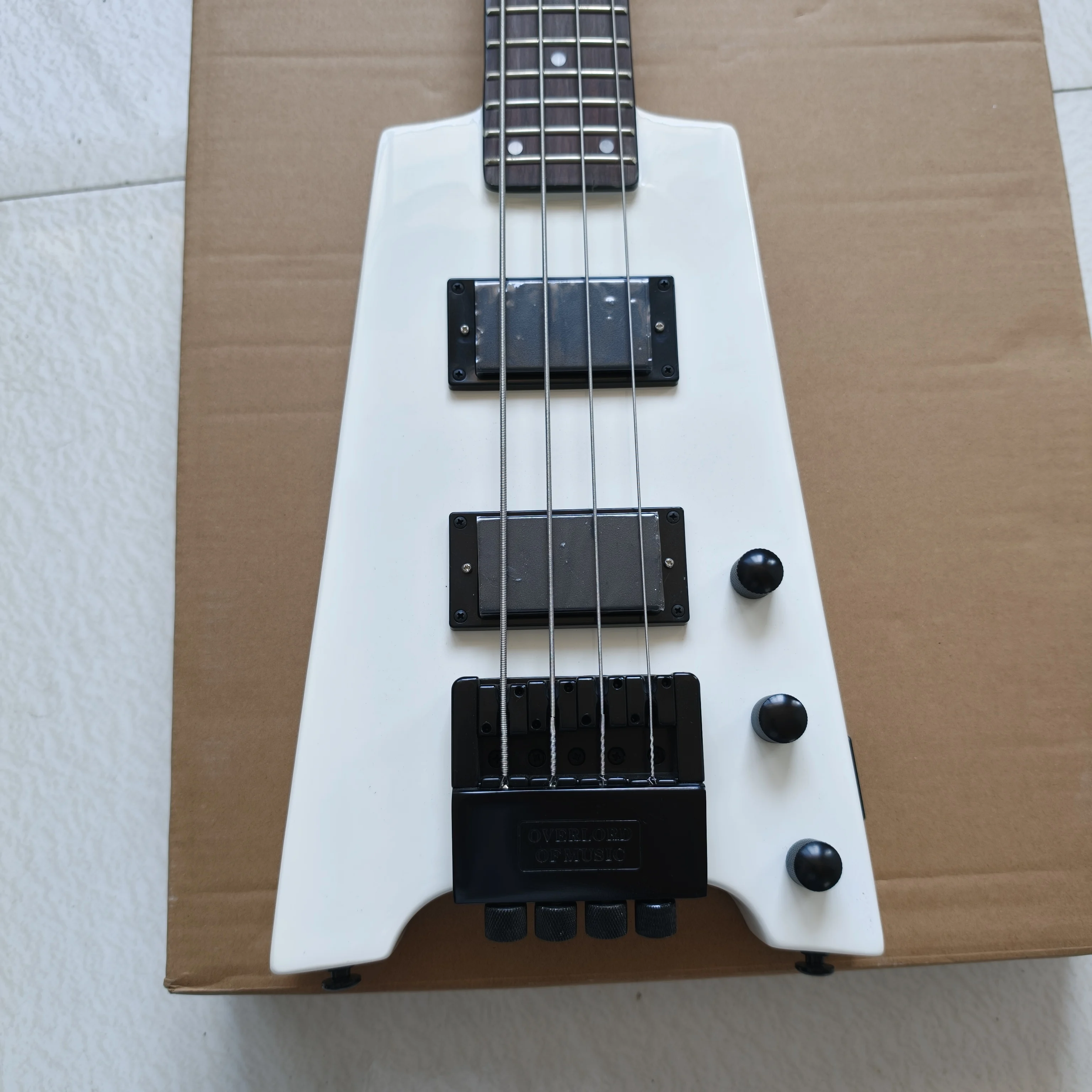 Cool‑style white headless bass with triangular special‑shaped design! A visual highlight for bassists in heavy‑metal bands. Shipped from local warehouse. Rock‑oriented, right‑hand playing.
