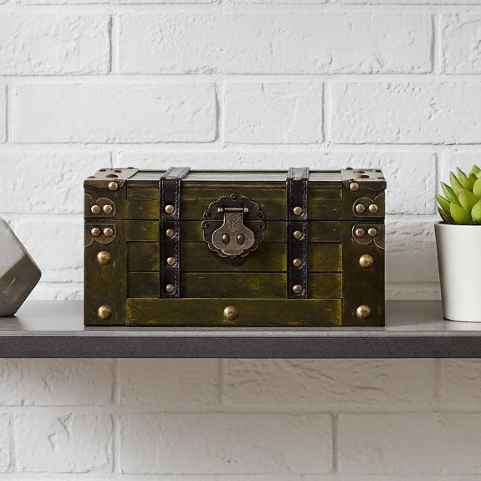 Wooden Box Lockable Pirate Jewelry Organizer Handcrafted Keepsake Holder for Children Suitable for birthday celebration home
