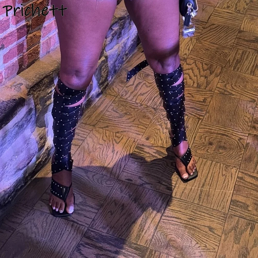 

Черные кожаные сандалии с заклепками, сапоги с перекрестной завязкой и квадратным носком, шлепанцы, кружевные сапоги до колена, летние пикантные крутые темные туфли в стиле панк