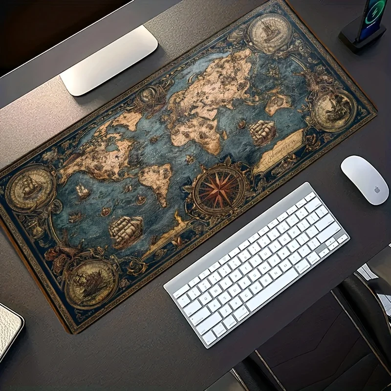 Großes Gaming-Mauspad mit einer Weltkarte im Vintage-Stil, die mit Segelbooten und nautischen Elementen versehen ist.
