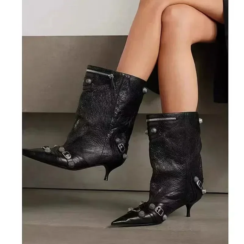 รองเท้าบูทส้นสูงทรงกระบอกปลายแหลมประดับหมุดสไตล์ยุโรปและอเมริกาสำหรับผู้หญิง แฟชั่นโชว์ รองเท้าบูททรงเรโทร