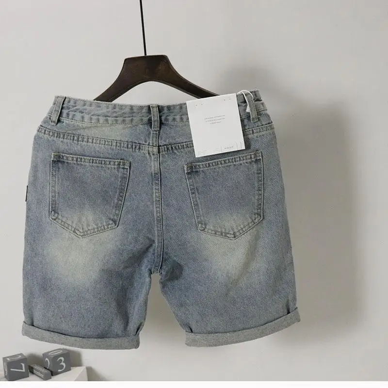 กางเกงยีนส์ขาสั้นผู้ชายสไตล์เกาหลีสำหรับฤดูร้อน กางเกงลำลองทรงเรโทร สไตล์คาวบอยหลวมๆ  กางเกงขาสั้นยีนส์สตรีทแวร์สำหรับผู้ชาย
