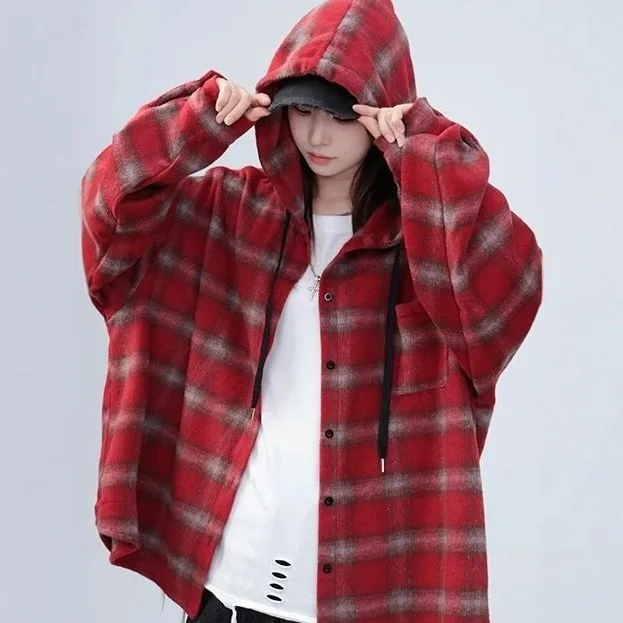 Camicia da donna autunno nuovo stile pigro allentato camicia casual in poliestere di media lunghezza giacca stile classico con cappuccio scozzese di lana 2025 autunno