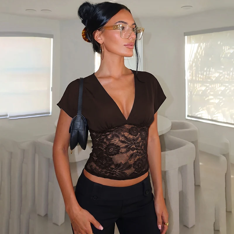 Hugcitar Modisches V-Ausschnitt Einfarbiges Kurzarm-Patchwork-Spitzen-Oberteil Sexy Loses Crop-T-Shirt Transparentes Sommer-Damen-T-Shirt für Party und Nachtclub – Detail 12
