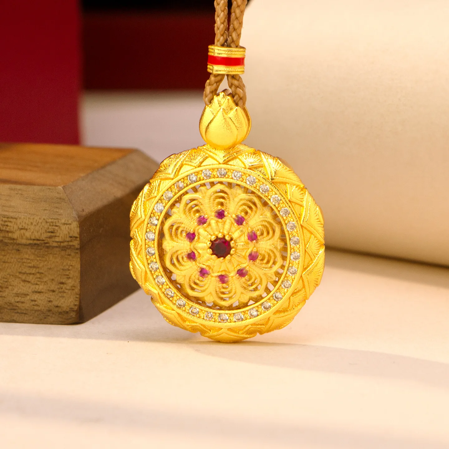 

Rotatable Hollow Compass Pendant Women's 24K Gold AU999 - Gold rotatable compass pendant, symbol of turning fortune