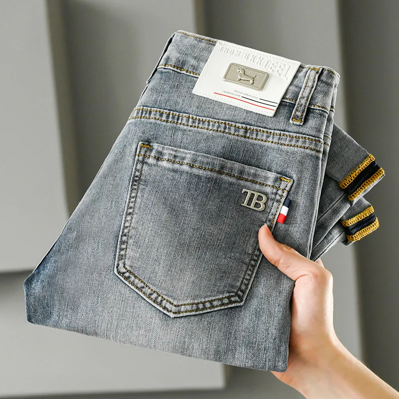 Frühling und Sommer hellblaue Herren jeans 2024 neue trend ige vielseitige Street Fashion lässige High-End-Hose