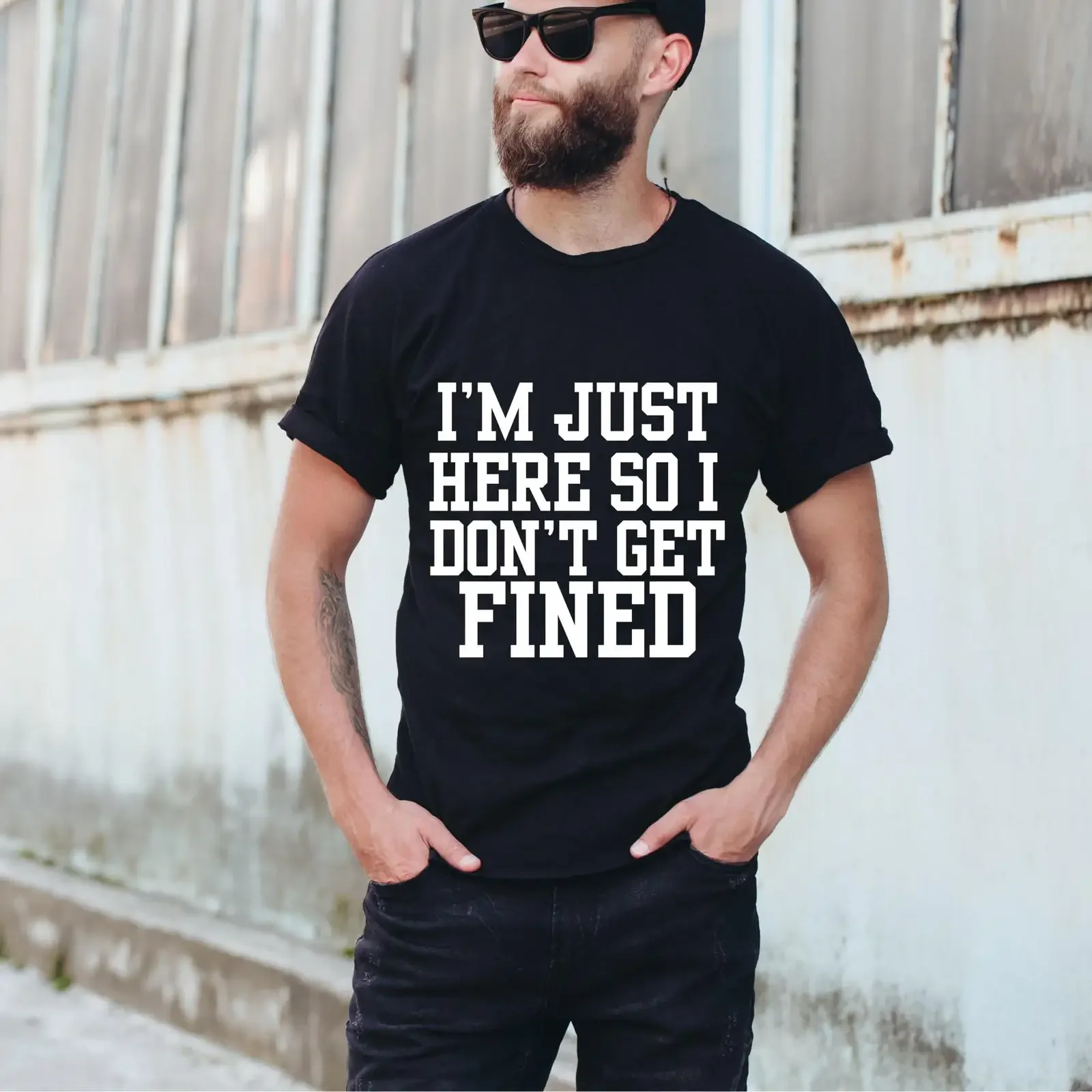 Camiseta divertida con la frase 'I'm Just Here So Don't Get Fined', camiseta deportiva vintage con gráfico lavado para uso diario, ligeramente desgastada.