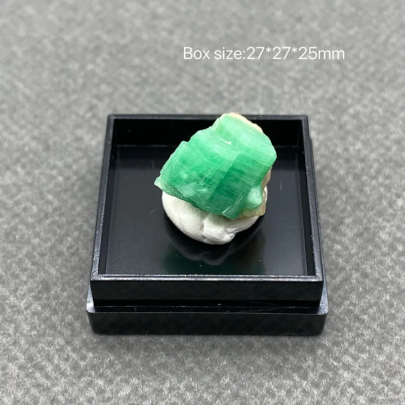 

100% Natural green emerald mineral gem-grade crystal specimens stones and crystals quartz crystals +Box 27*27*25m'm