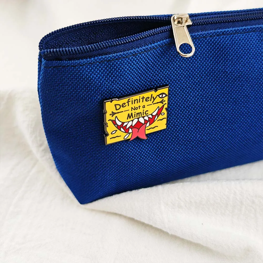 Auf keinen Fall eine Nachahmung Emaille-Pins Lustige DND-Würfelspiel-Broschen Monsterzähne Zunge Metall-Abzeichen Rucksack-Anstecknadel Geschenk – Detail 4
