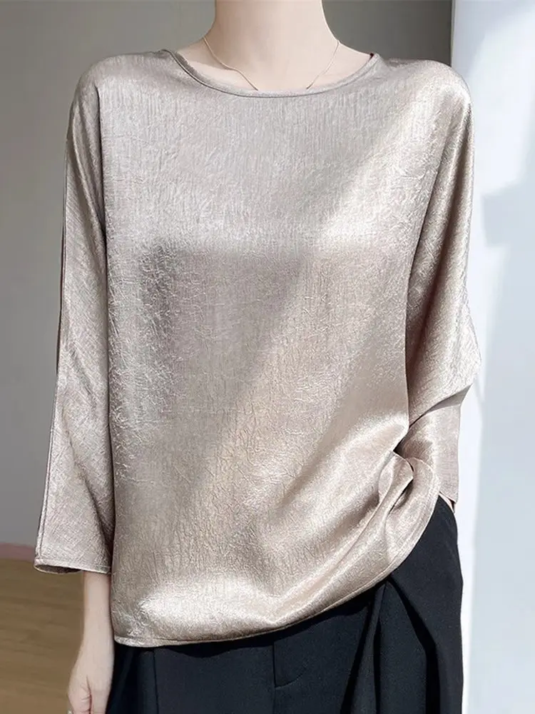 เสื้อยืดผู้หญิงทรงกลม ผ้าซาติน นุ่ม ระบายอากาศดี เรียบง่าย สไตล์ลำลอง เหมาะสำหรับใส่ไปทำงาน ความยาวปกติ