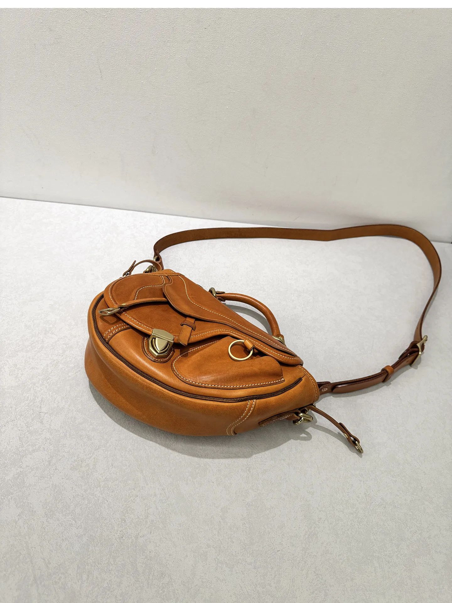 Handgefertigte, hochwertige Damen-Satteltasche aus erstklassigem Rindsleder für den täglichen Gebrauch, luxuriöse Schultertasche aus echtem Leder für Reisen. – Detail 19