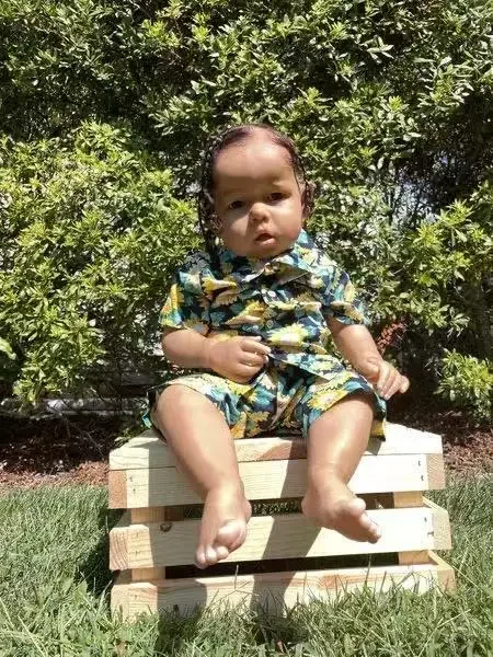 Muñeca Reborn Baby Liam de 28 pulgadas, suministro limitado personalizado, piel oscura, ya terminada, con diferentes vestidos