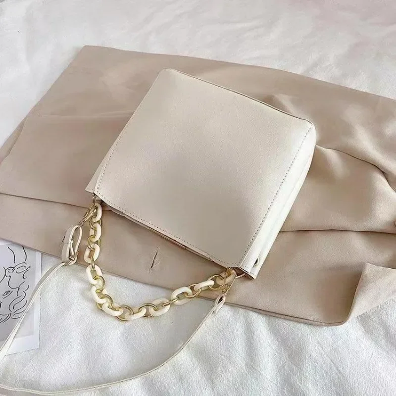 Leisure White Bucket Luxury Handbag for Women 2023 New Fashion Chain Bag Versatile Crossbody Shoulder Bag Small Square Bag Totes