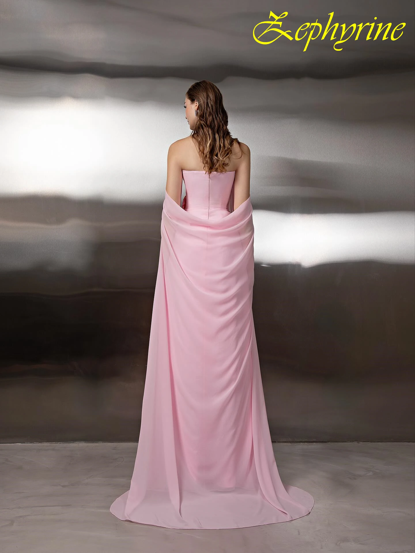 Abito da sera formale con maniche ad aletta e scollo a barchetta dritto personalizzato. Abiti da occasione delicati su misura. Abito da festa moderno alla moda