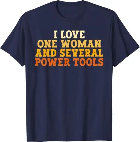 Ich liebe eine Frau und mehrere Elektrowerkzeuge. Lustiges Retro-T-Shirt mit Humor-Aufdruck. Y2k-Humor für Holzarbeiten, Handwerker, Zimmermann, Werkstatt. – Detail 6