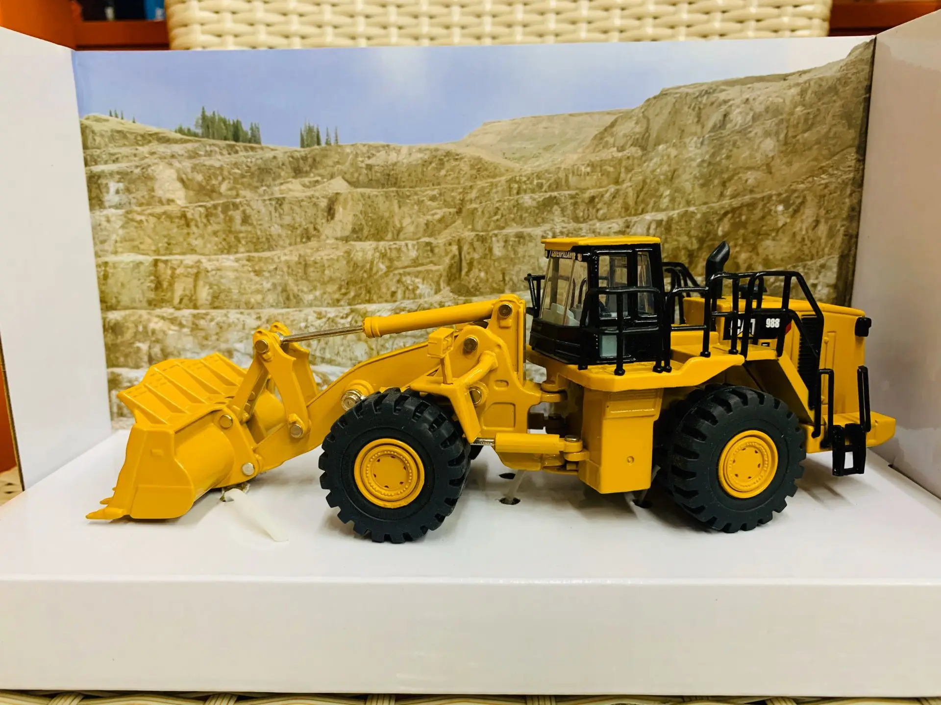 

1:64 D-M DieCast 385C - 775E - 988H Alloy Model Car Toys Birthday Gift For Kids Boy