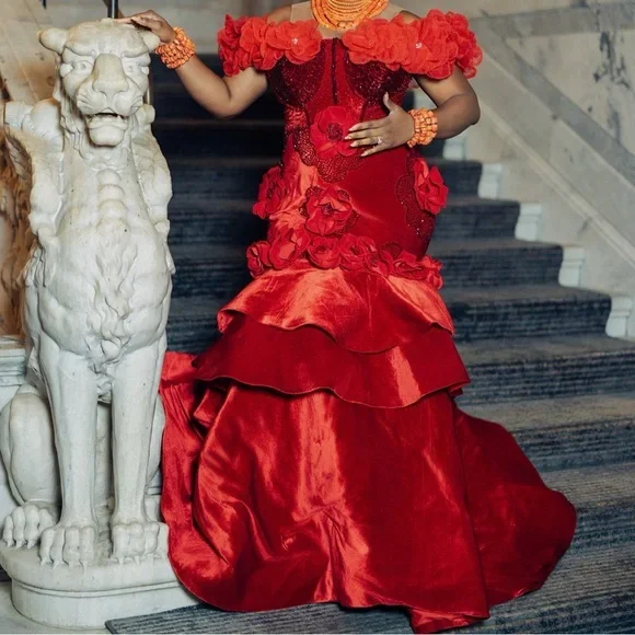 ชุดแต่งงานแบบดั้งเดิมสไตล์เอโดะสีแดงประดับดอกไม้  ตกแต่งด้วยดอกไม้ ประดับด้วยคริสตัล  ทรงหางปลาแบบเบนิน  ชุดเจ้าสาววินเทจแบบหลายชั้น