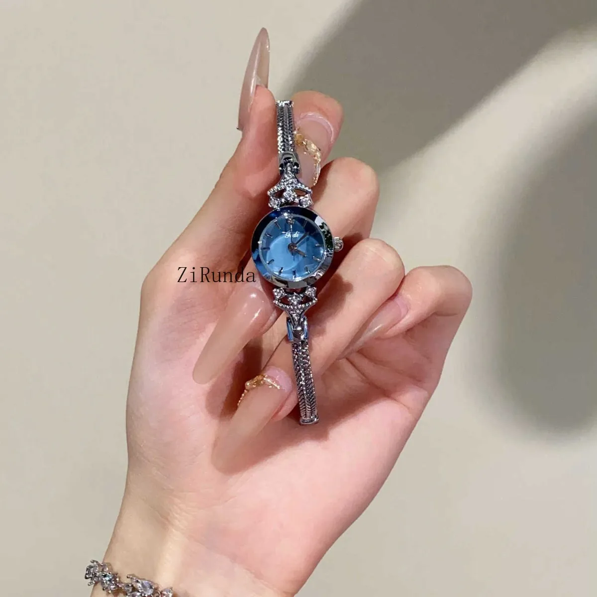 ساعة سوار ساعة نسائية صغيرة رائعة ذات قيمة عالية وخفيفة الوزن وساعات نسائية فاخرة في مكان العمل