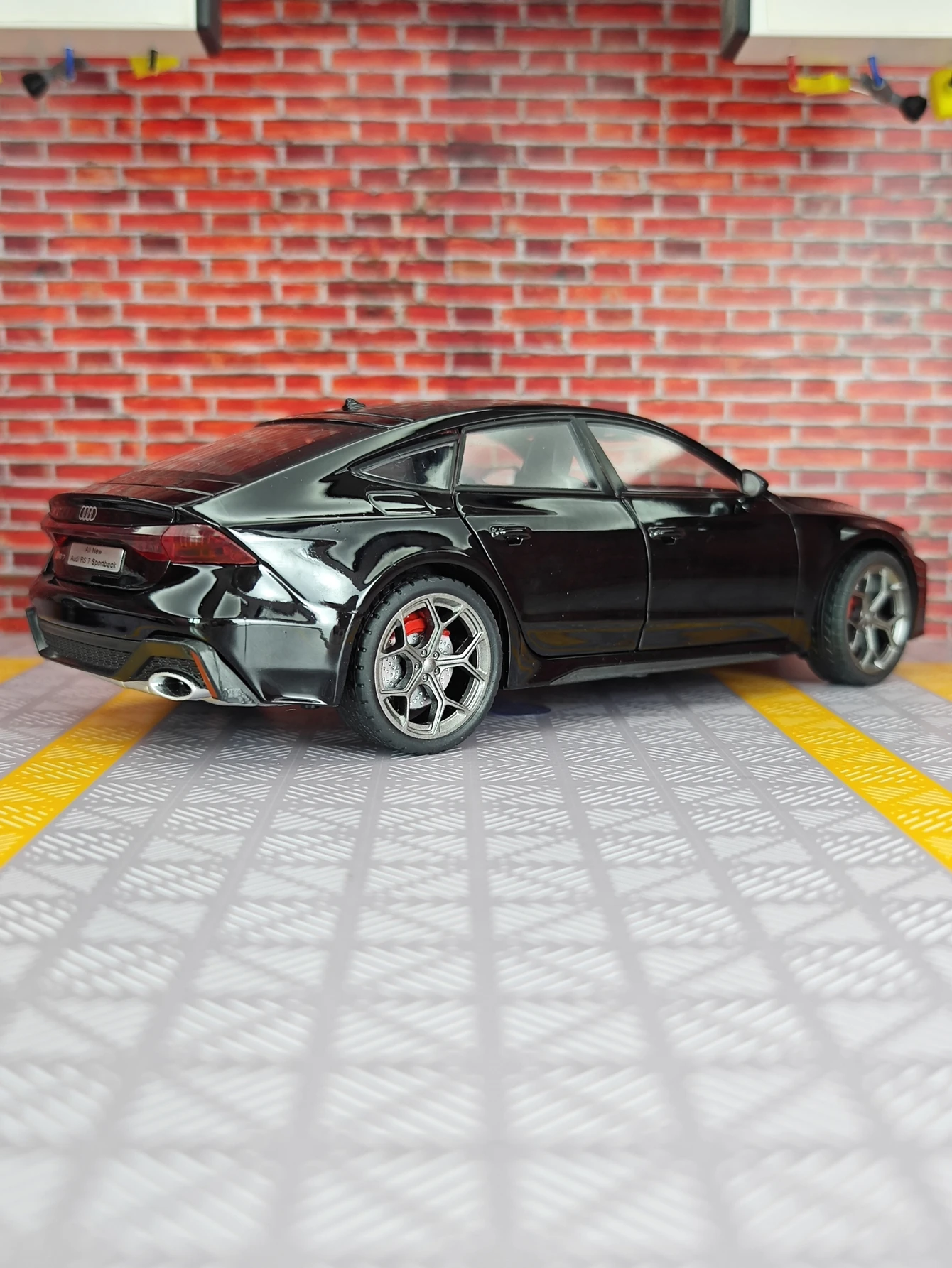 1: 24 simulation Audi RS7 alloy car model, doors and engine hood, trunk can be opened with sound and light, sedan gift view 4