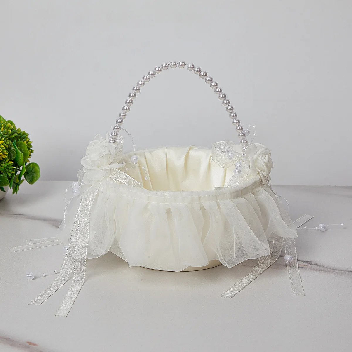 Wedding white flower girl basket beautiful lace bow super fairy small flower basket exquisite pearl handle cute wedding basket