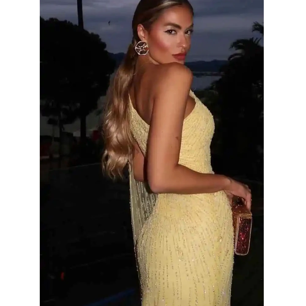 ชุดราตรีทรงเมอร์เมดผ่าสูง ไหล่เดียว แขนกุด ประดับลูกปัดและเลื่อม สำหรับงานพรอม งานเลี้ยง ยาวกรอมพื้น  รับตัดตามแบบ