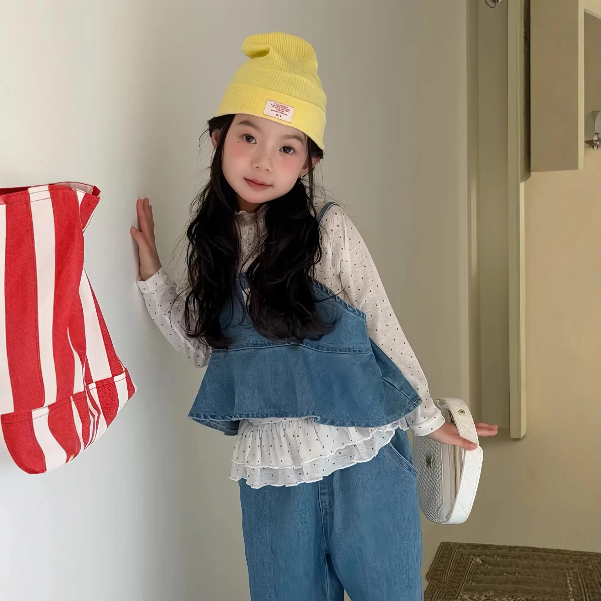 

Комплект из трех предметов для девочек: новинка весны 2026 – детский ковбойский комплект из двух предметов с топом на бретелях и универсальными повседневными брюками. Модный детский комплект.