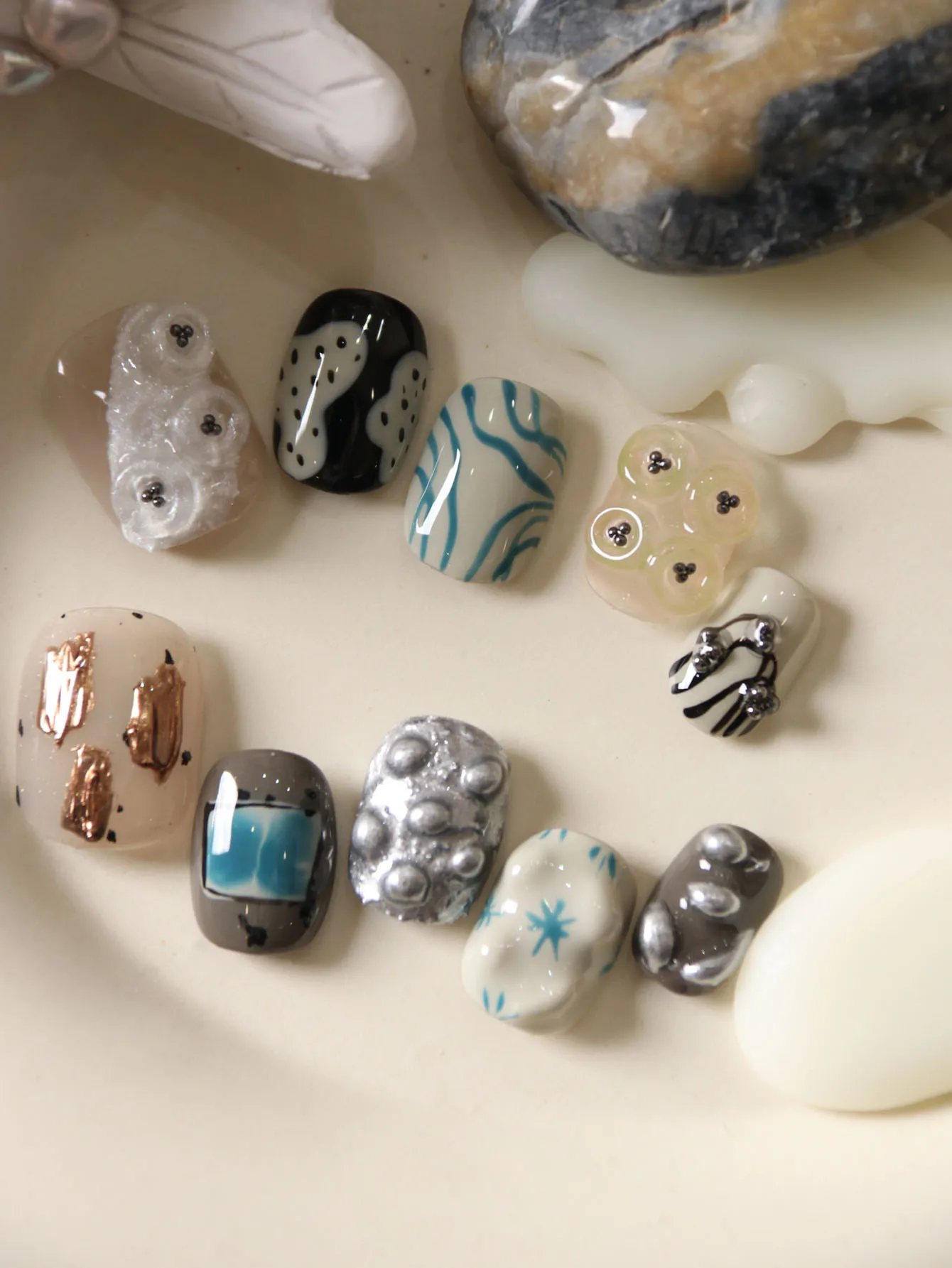 10 Uñas Postizas Cortas Negras y Verdes con Graffiti Acrílico, Incluye 1 Hoja de Adhesivos y 1 Mini Lima