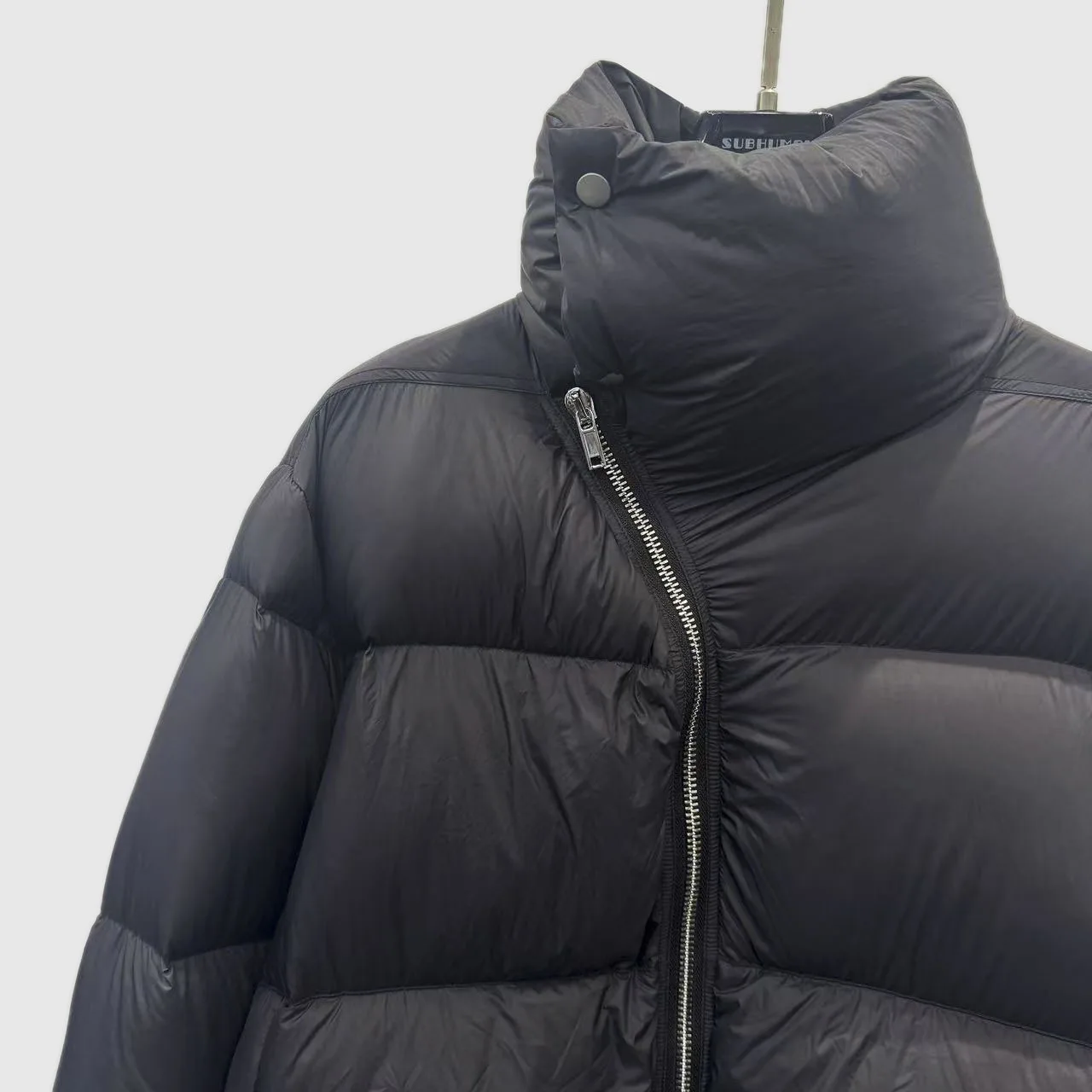 Veste en duvet d'oie de Style Ro foncé pour femmes, col montant et fermeture éclair diagonale, nouvelle veste minimaliste rétro en duvet d'oie