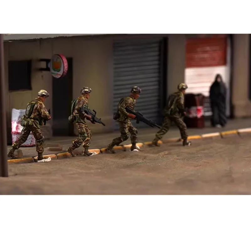 

Масштабная модель 1:72: 4 фигурки американских солдат (раскрашенные) и 1 женская фигурка солдата. Аксессуары для сборки сцен, коллекционирования и демонстрации.