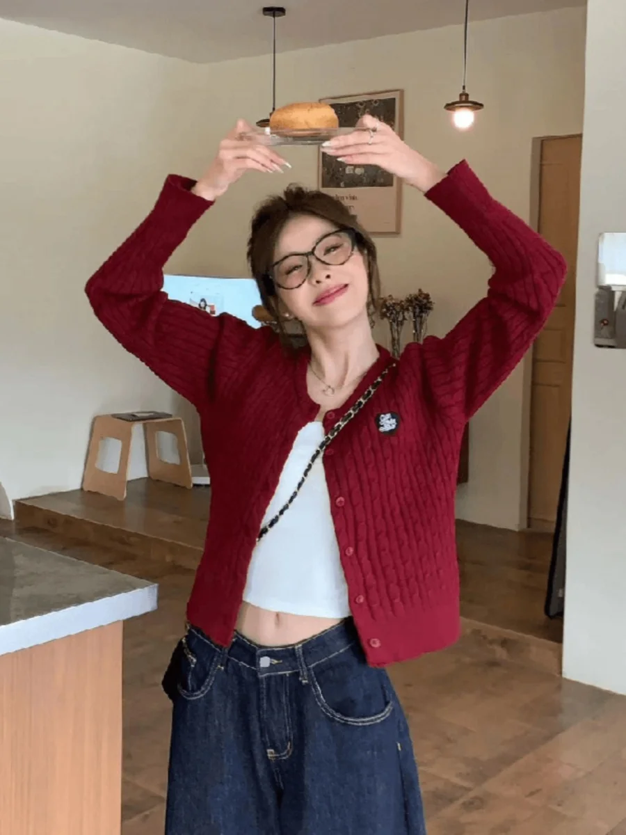 Cardigan in Maglia Intrecciata con Cuore Rosso Ricamato, Versione Giapponese Slim Fit con Bottoni