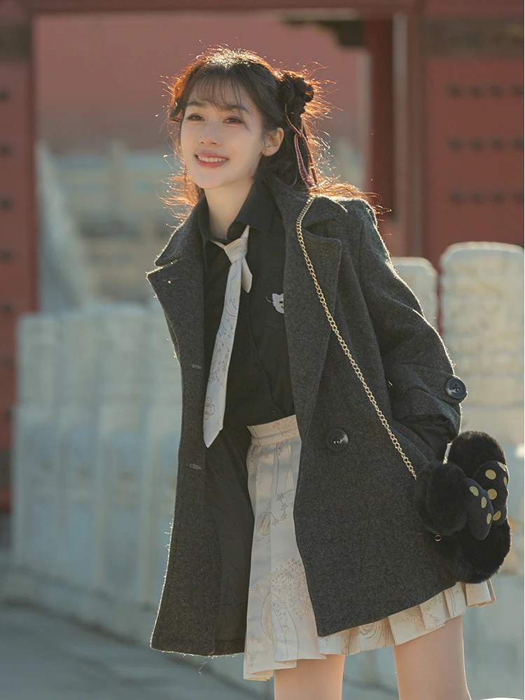 

Оригинальное шерстяное пальто Phy Tang Liu Zifei для женщин, осенне-зимнее, в стиле Ханьфу, с пуговицами, дизайн Sweet Sle