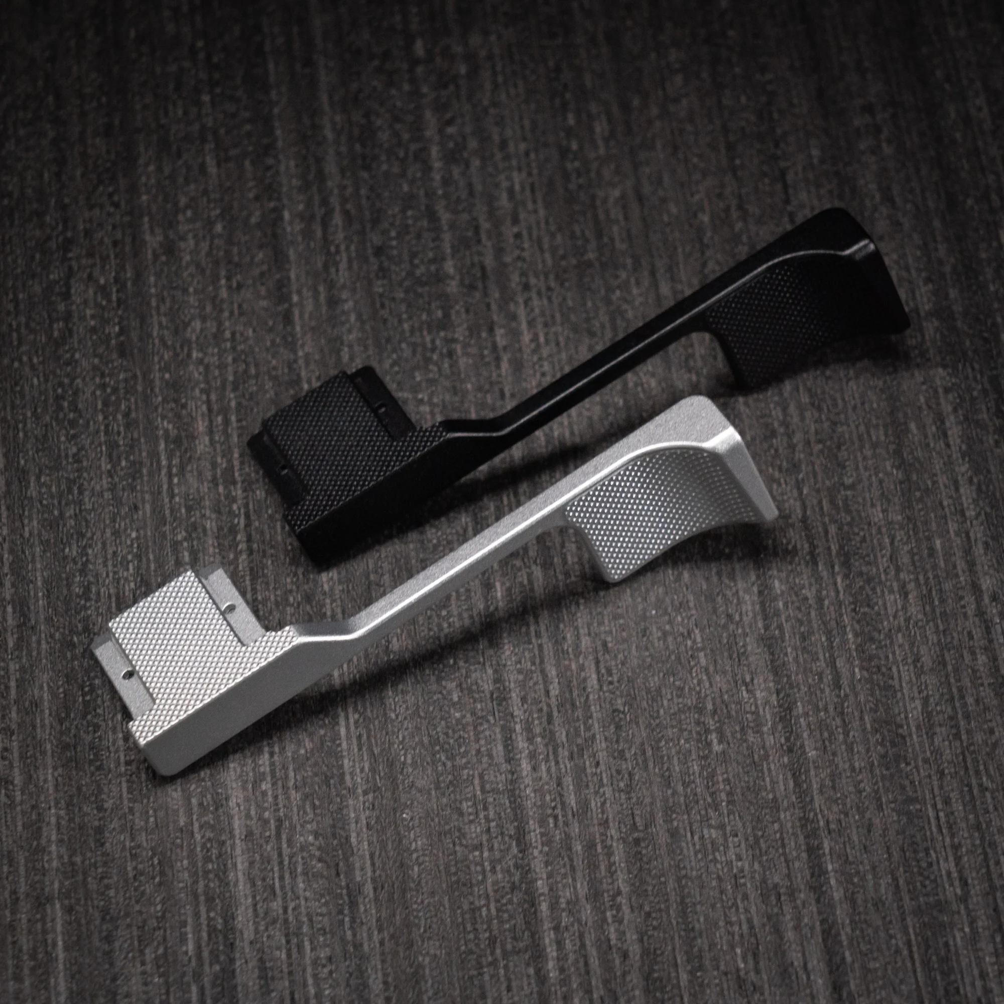 Aluminium-Metall-Handgriff für Panasonic LUMIX L10 Kamera, ergonomisch gestaltet. – Detail 1