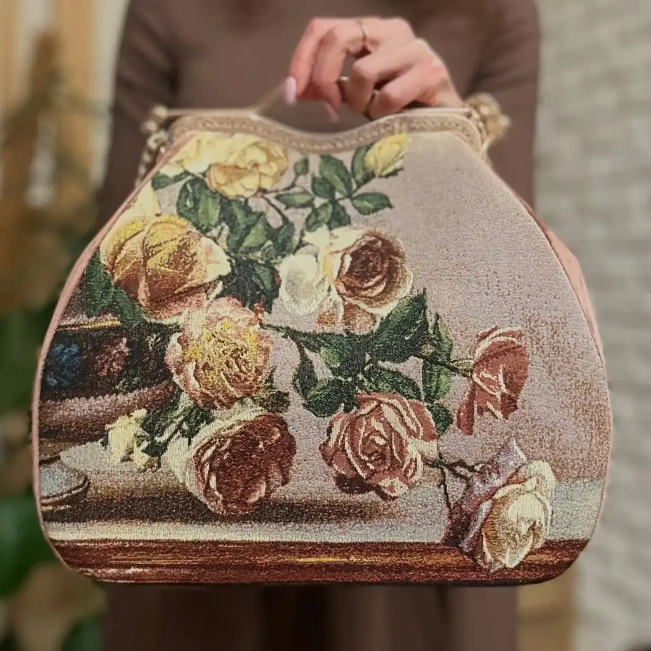 

Lost in Vintage bridge Frame Bag 30x34x13cm Tapestry (a Fragment of the Painting) and Wear-resistant Velvet Long Handle Clutch