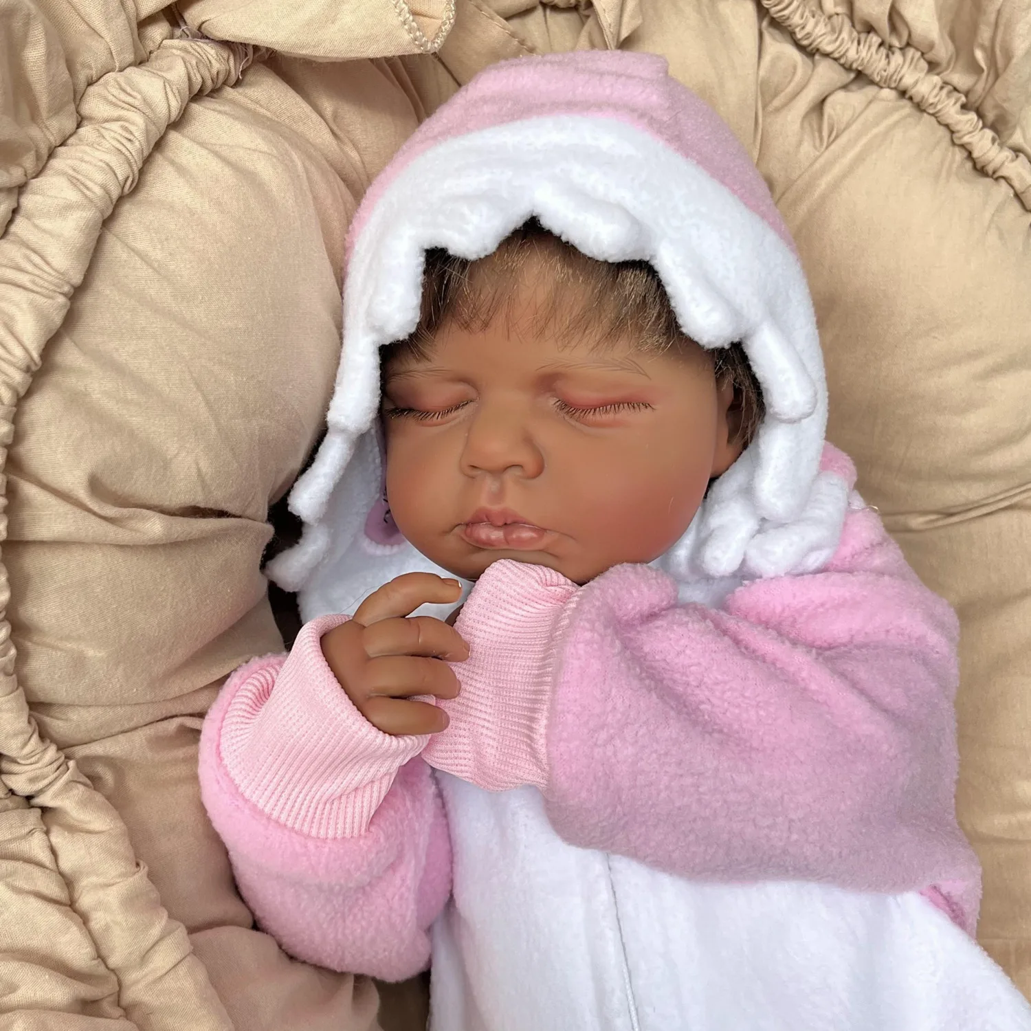 

Кукла BZDOLL реалистичная, 48 см, спящая, в стиле реборн, с темно-коричневой кожей, виниловые конечности, тканевое тело, ручная работа, модный подарок на день рождения для детей