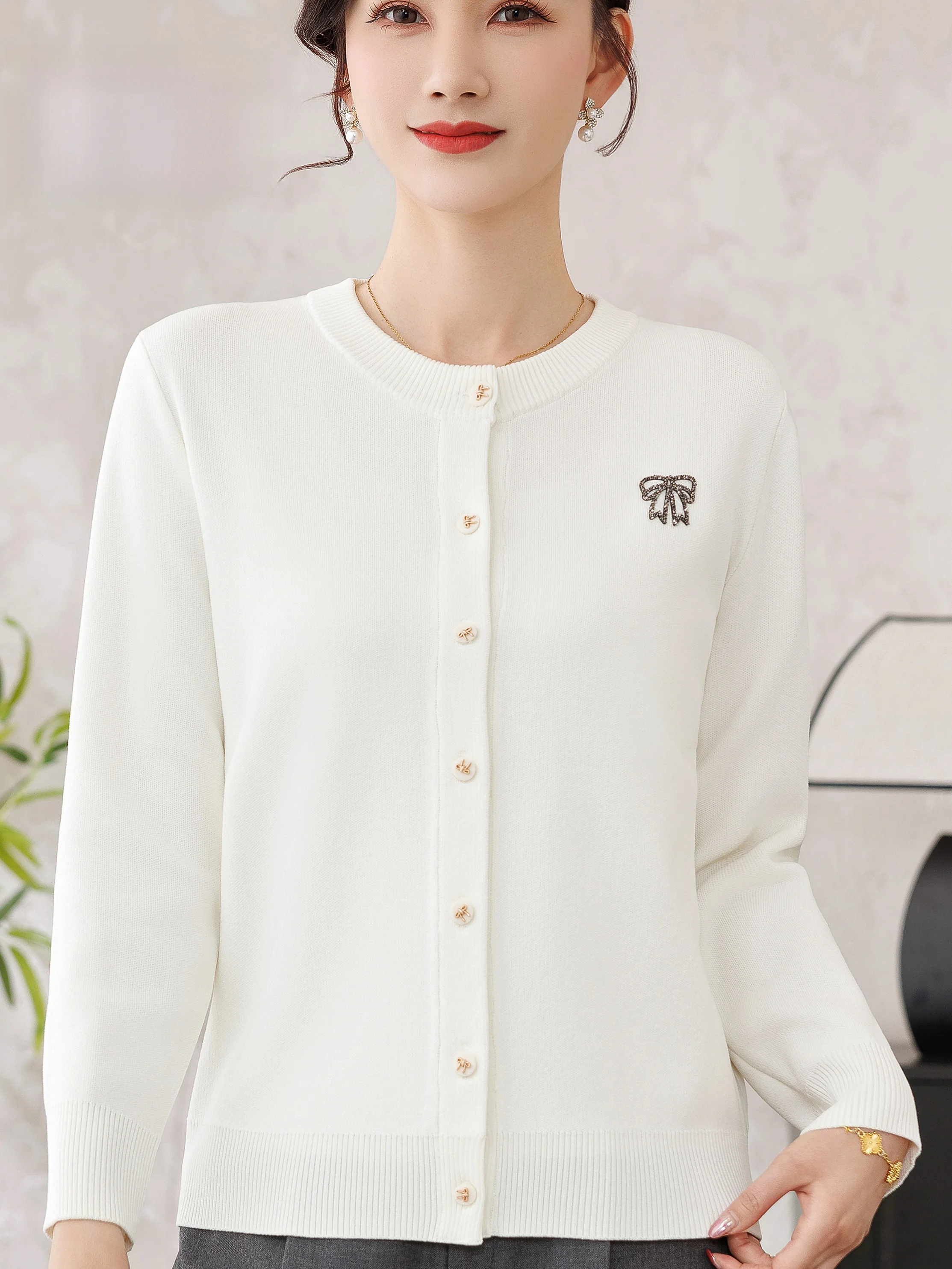

Элегантный вязаный кардиган с вышивкой, с коротким рукавом, женский, весенне-осенний, тонкий, на пуговицах, белый, комплект из двух предметов