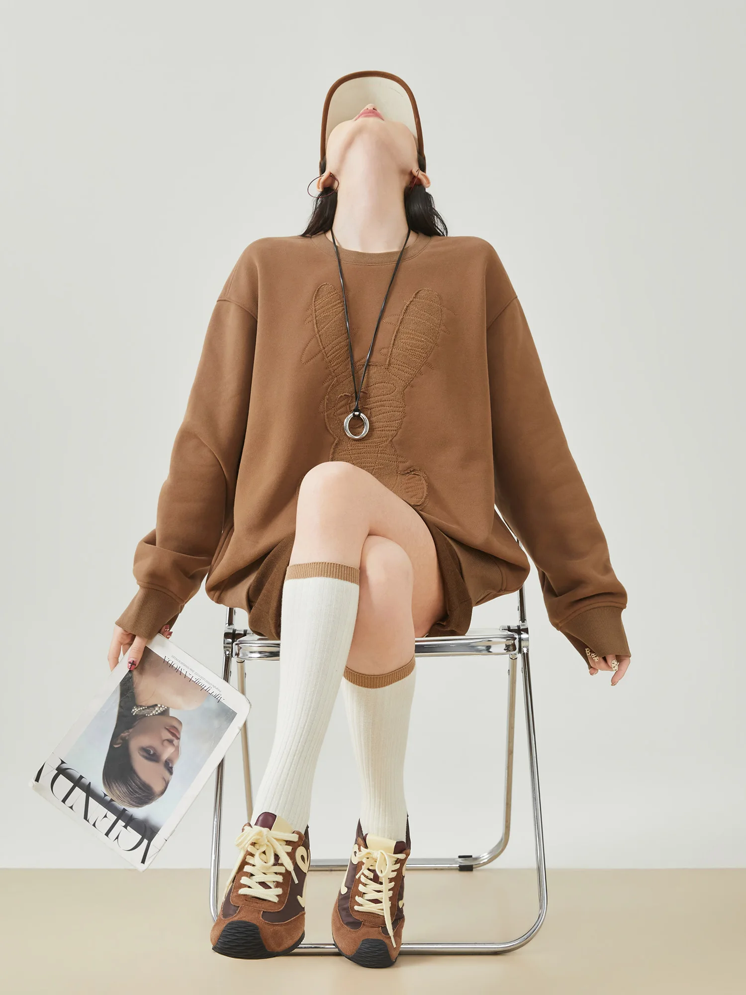 

Коричневый свитшот с вышивкой и круглым вырезом, женский, свободный, повседневный, серия Miu, удобный, из полиэстера, с длинными рукавами, зимний