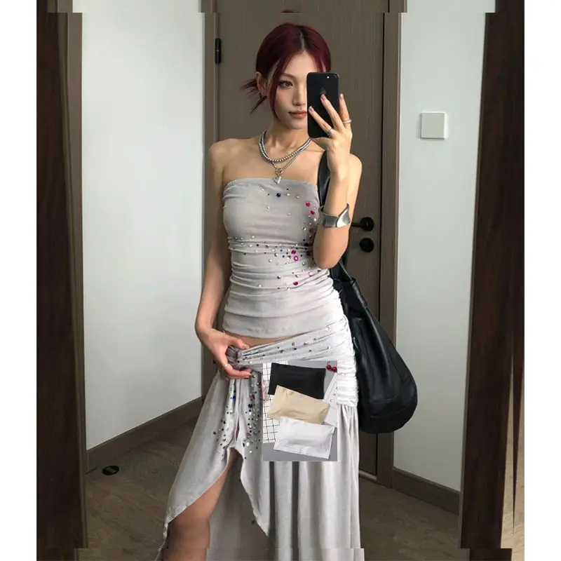 Traje de dos piezas con falda irregular y top halter de diamantes estampado en caliente gris en el estilo de chicas calientes europeas y americanas