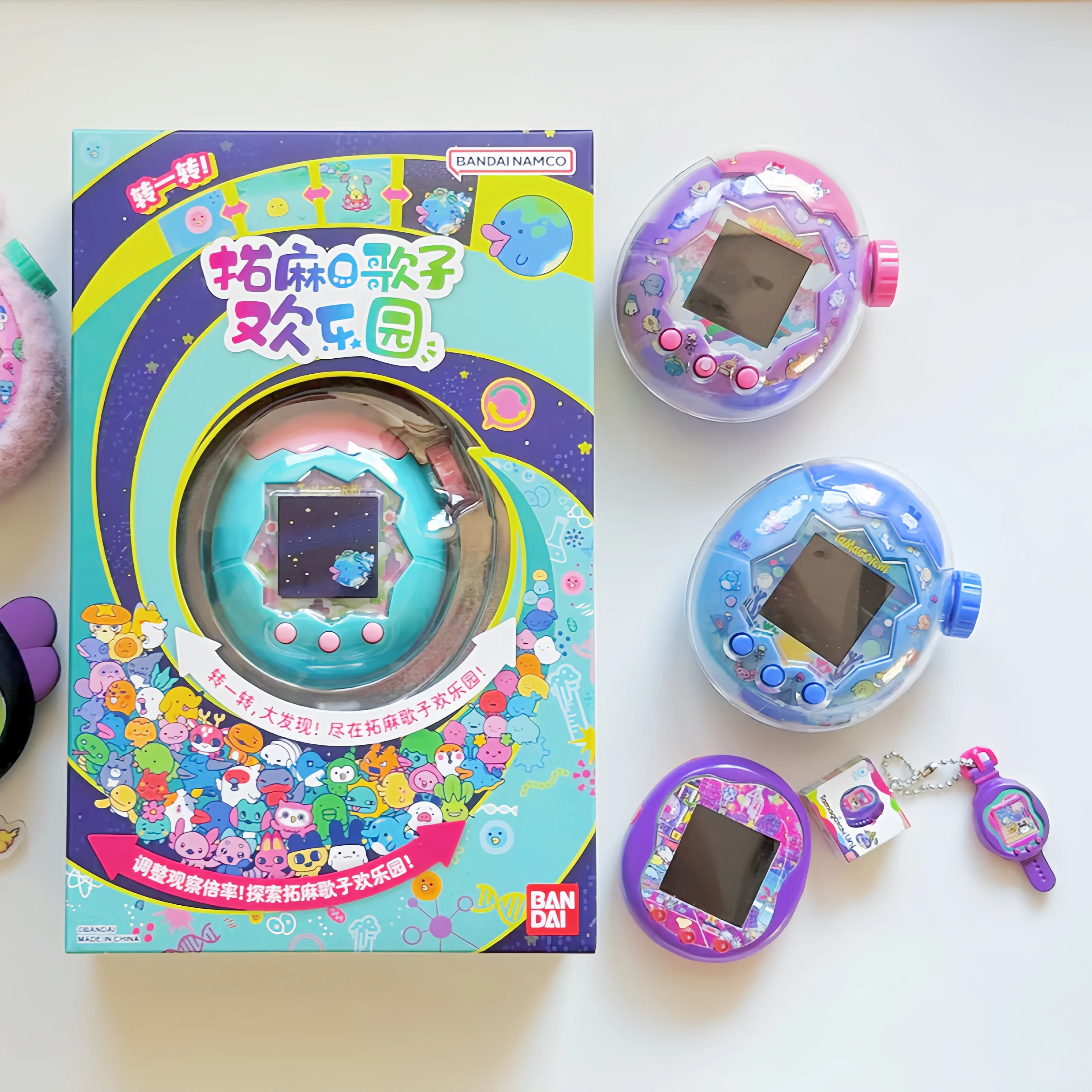 

Bandai Tamagotchi Paradise Joy Park Изумрудное лесное издание - Электронное игровое устройство для домашних животных Аутентичная коллекционная игрушка