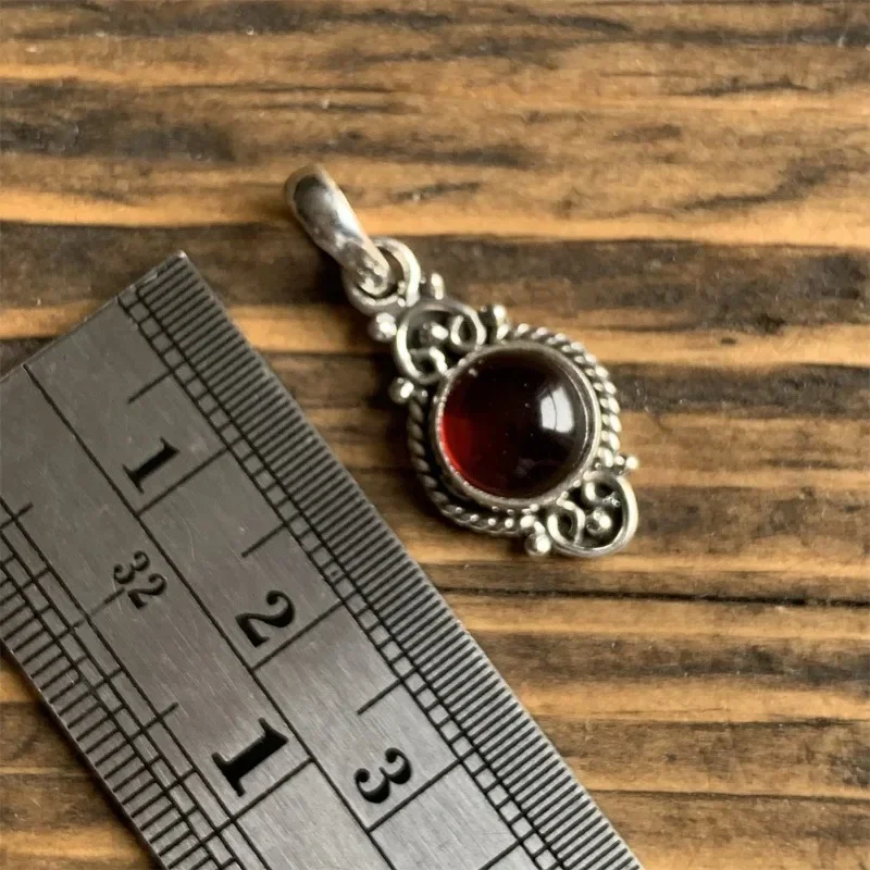 Kadınlar için Vintage Bohemian Garnet kolye kolye yaratıcı muhteşem oyma kırmızı kişiselleştirilmiş kolye takı aksesuarları