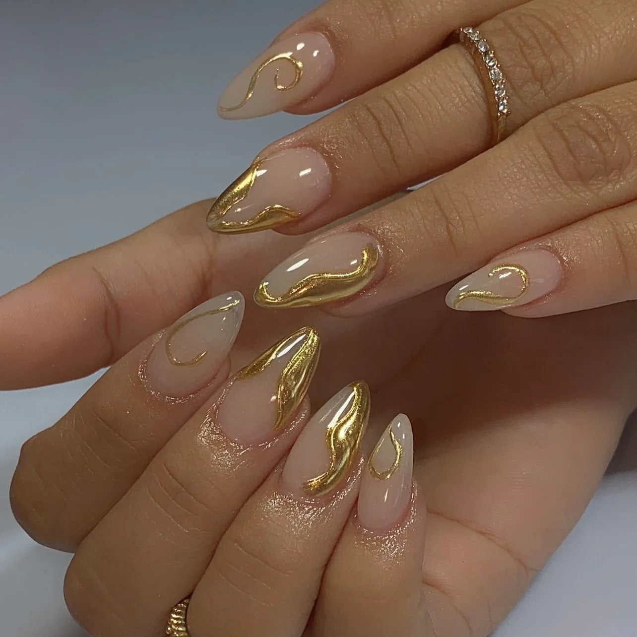 24 Stück kurze, mandelförmige, aufzuklebende Kunstnägel, modern und elegant, mit 3D-Goldfolien-Wellendekor und klassischem, glänzendem, asymmetrischem 3D-Gold.