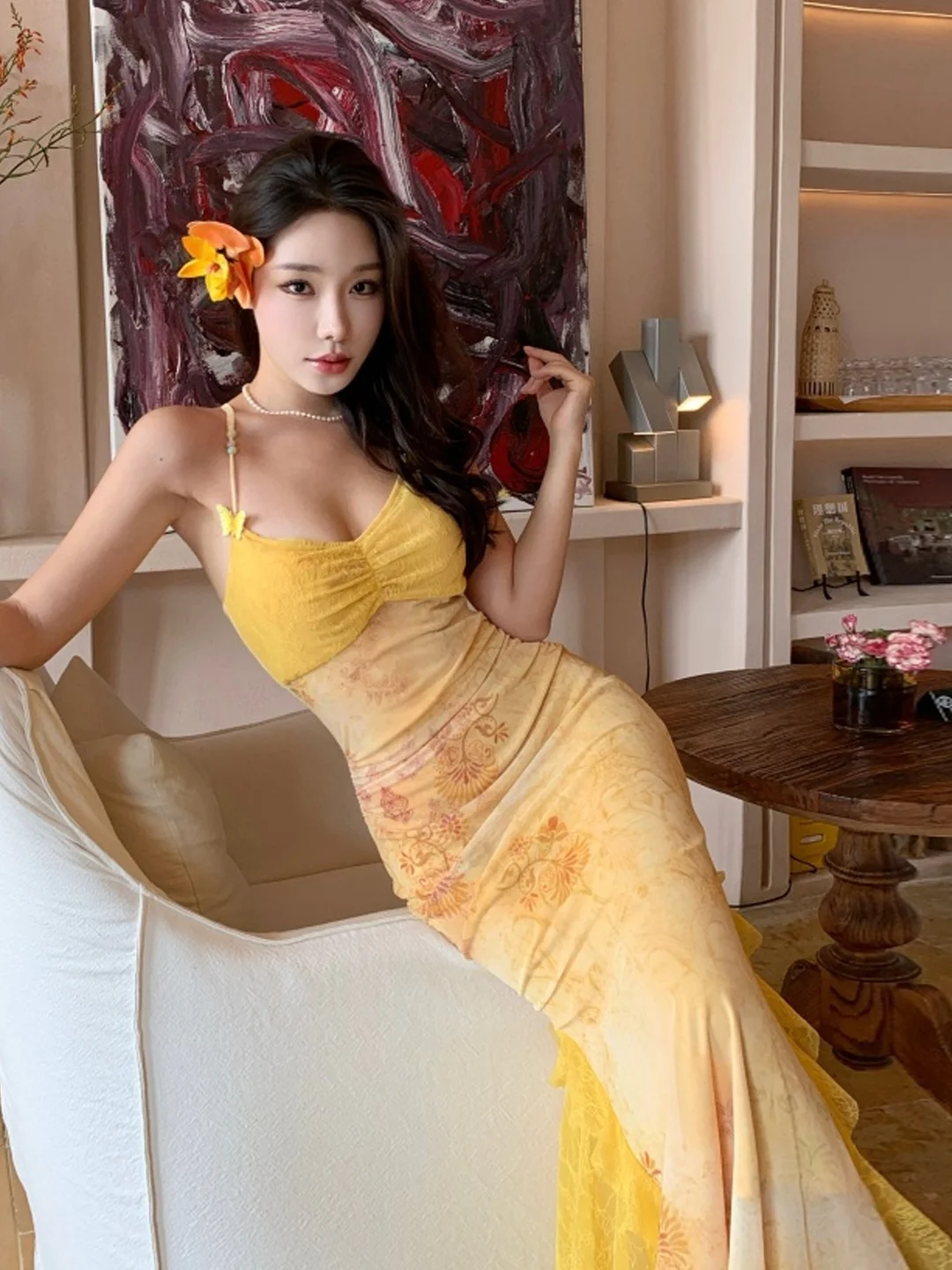 黄色の花柄プリントのマキシ丈ドレス、ビーチバケーションに最適なテーラードフィットのレディースサマーソフトドレス、Sカットシルエットでスリムな印象