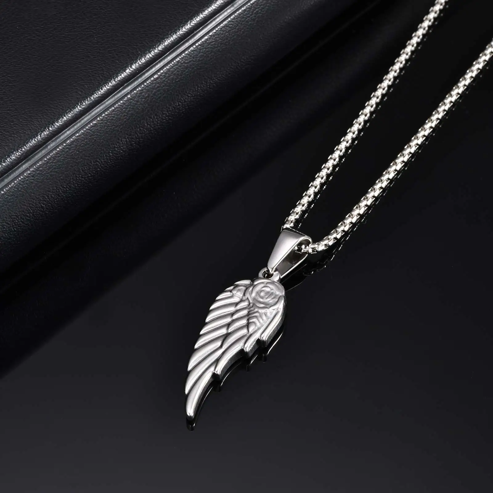 

Vintage Silver Color Feather Pendant Necklace for Men Punk Hip Hop Long Chains Half Wing Necklace Stainless Steel Jewelry Gift