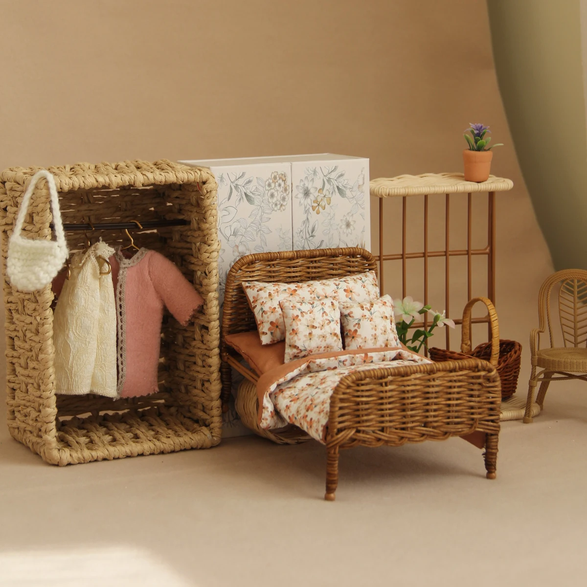 1:12 Miniature Furniture L-16Cm Rattan Bed (Including 3-Piece Bedding Set) Suitable for Mini House Decorations