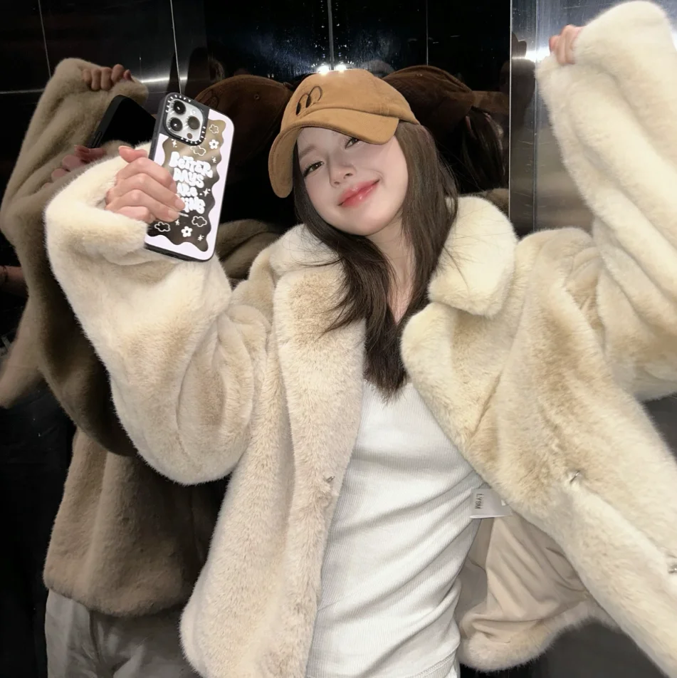 

Eco-Friendly Long Plush Short Coat Loose Fit Youth Female Outerwear Commute Style Other Fur Splicing Regular Length No Cap